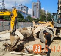 操你的逼啊啊啊啊视频高温下的坚守｜道路建设者用汗水铺就畅通路